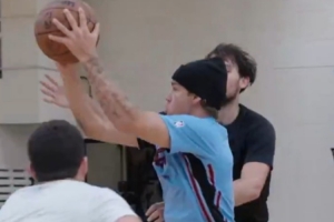 苦练1v3终结！前广东男篮外援休赛期和NBA扣篮王麦克朗一块训练